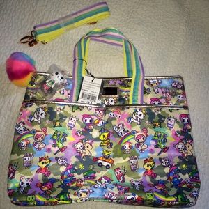 NWT Tokidoki Camo Kiss Carry All Tote ✨